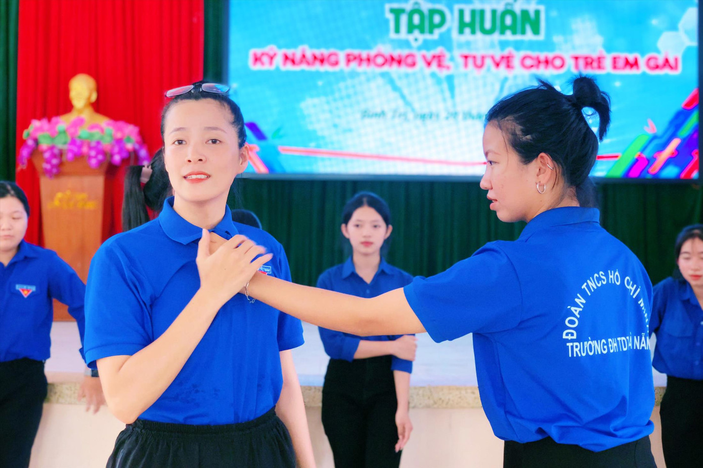 Tình nguyện viên hướng dẫn nữ sinh các chiêu tự vệ, thoát thân khi gặp “yêu râu xanh”