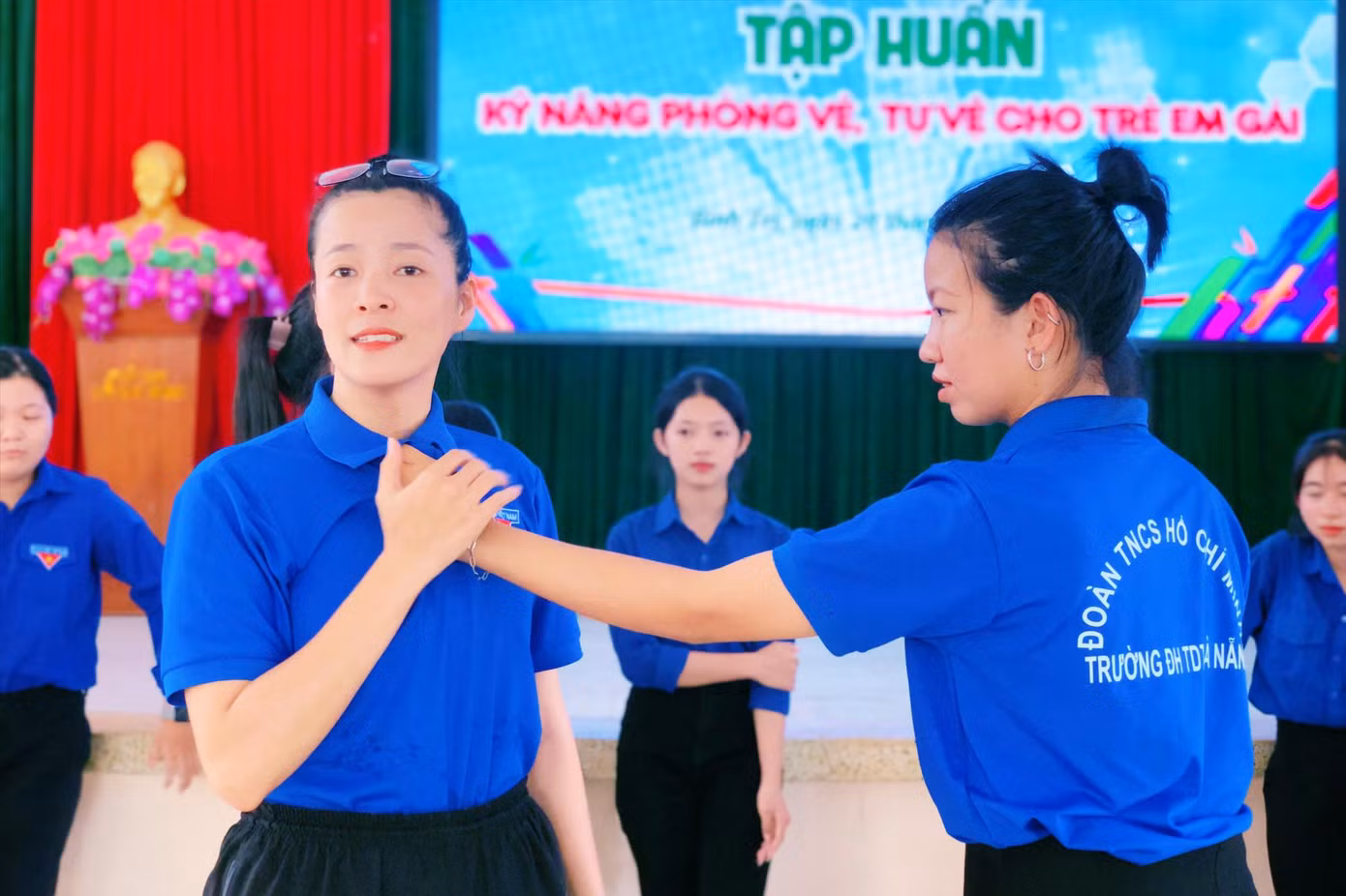 Tình nguyện viên hướng dẫn nữ sinh các chiêu tự vệ, thoát thân khi gặp “yêu râu xanh”