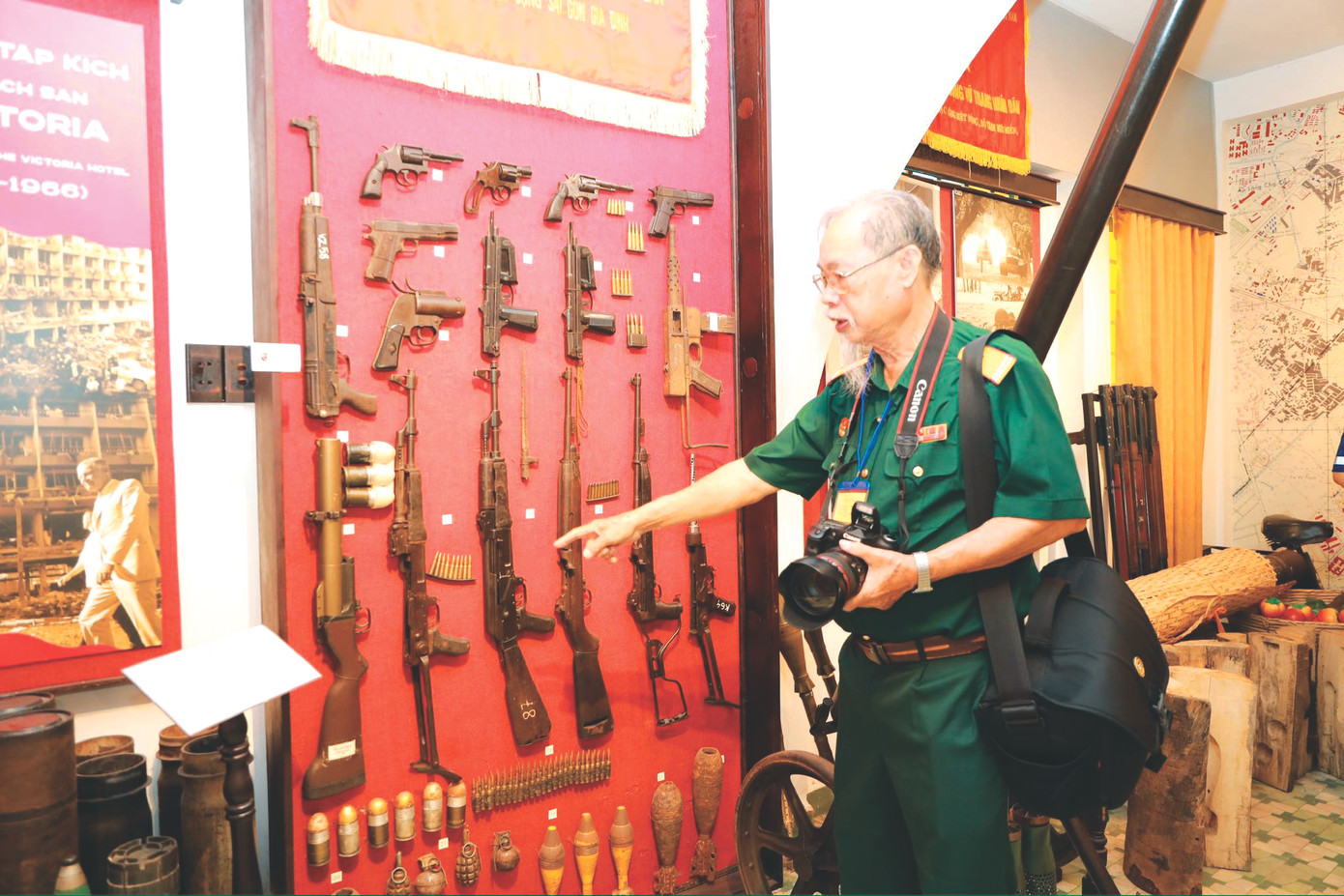 Người cựu binh xúc động trước những kỷ vật của cuộc chiến