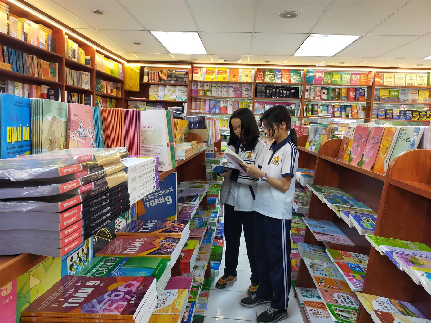 Thêm các đầu SGK sẽ tăng thêm gánh nặng chi phí đối với phụ huynh. Ảnh: Diệp An Thêm các đầu SGK sẽ tăng thêm gánh nặng chi phí đối với phụ huynh. Ảnh: Diệp An