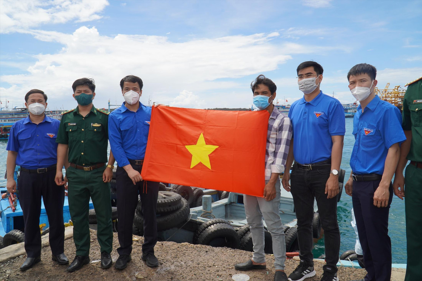 Bí thư T.Ư Đoàn Ngô Văn Cương (thứ 3, từ trái sang) tặng cờ Tổ quốc cho ngư dân huyện đảo Phú Quý, Bình Thuận