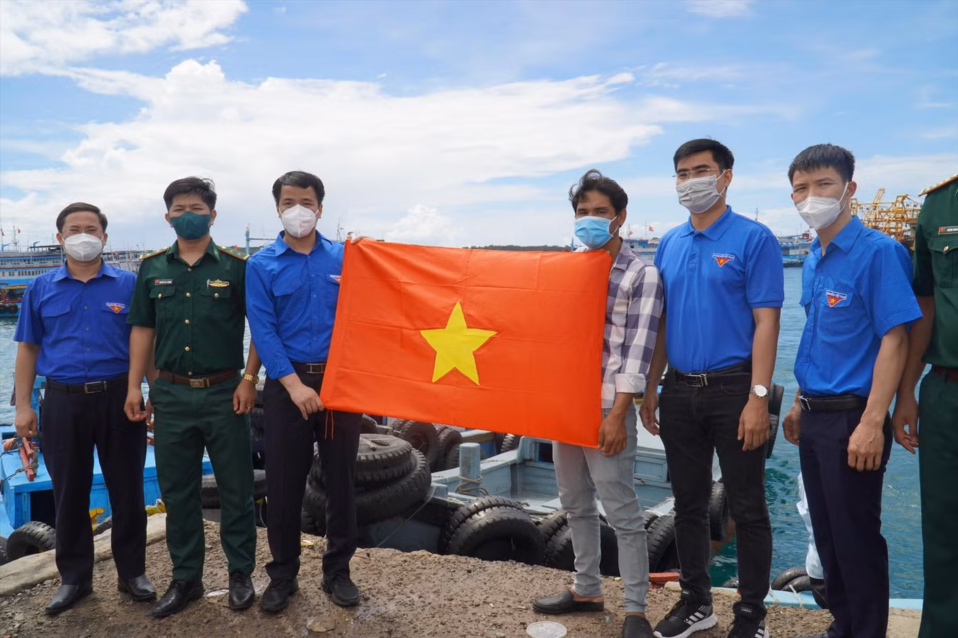 Bí thư T.Ư Đoàn Ngô Văn Cương (thứ 3, từ trái sang) tặng cờ Tổ quốc cho ngư dân huyện đảo Phú Quý, Bình Thuận