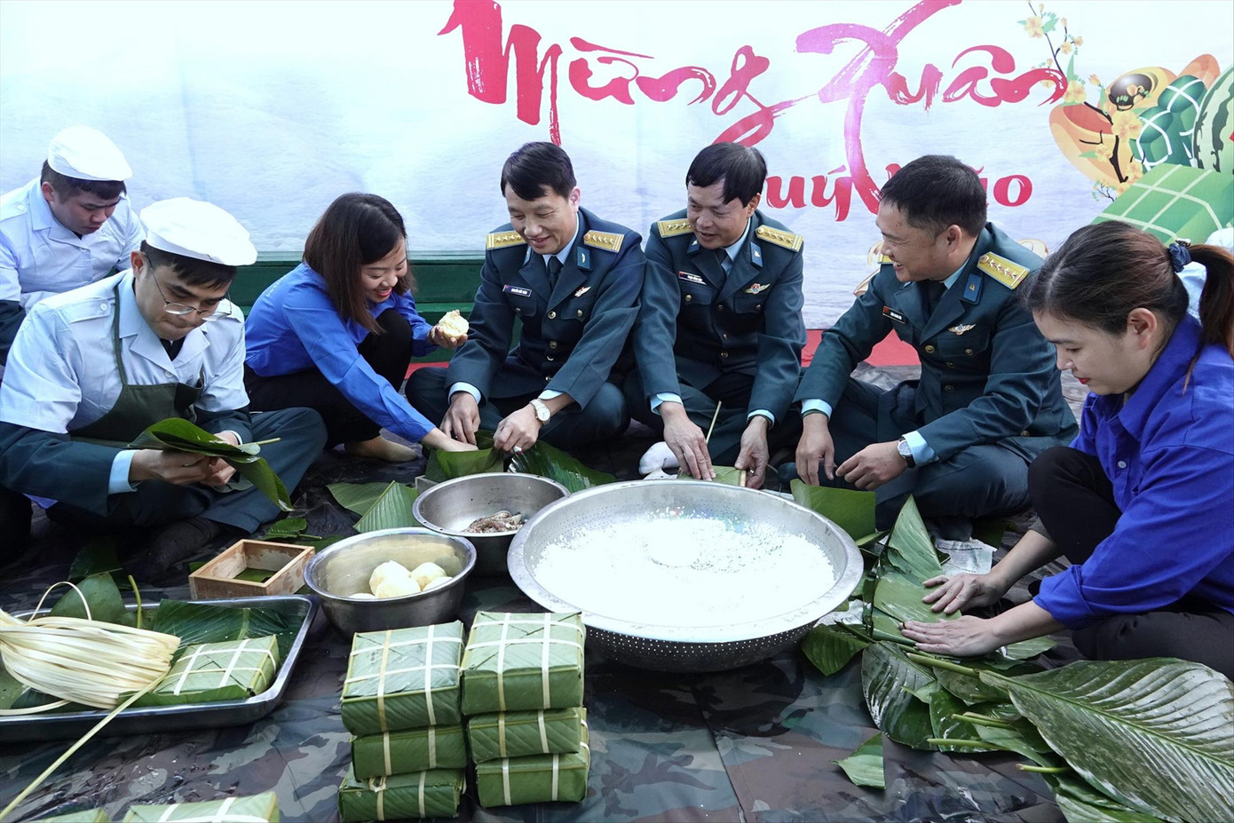 Lãnh đạo Cục Chính trị Quân chủng PK-KQ, Sư đoàn 363 cùng ĐVTN các đơn vị gói bánh chưng Tết tại Trạm ra đa 22