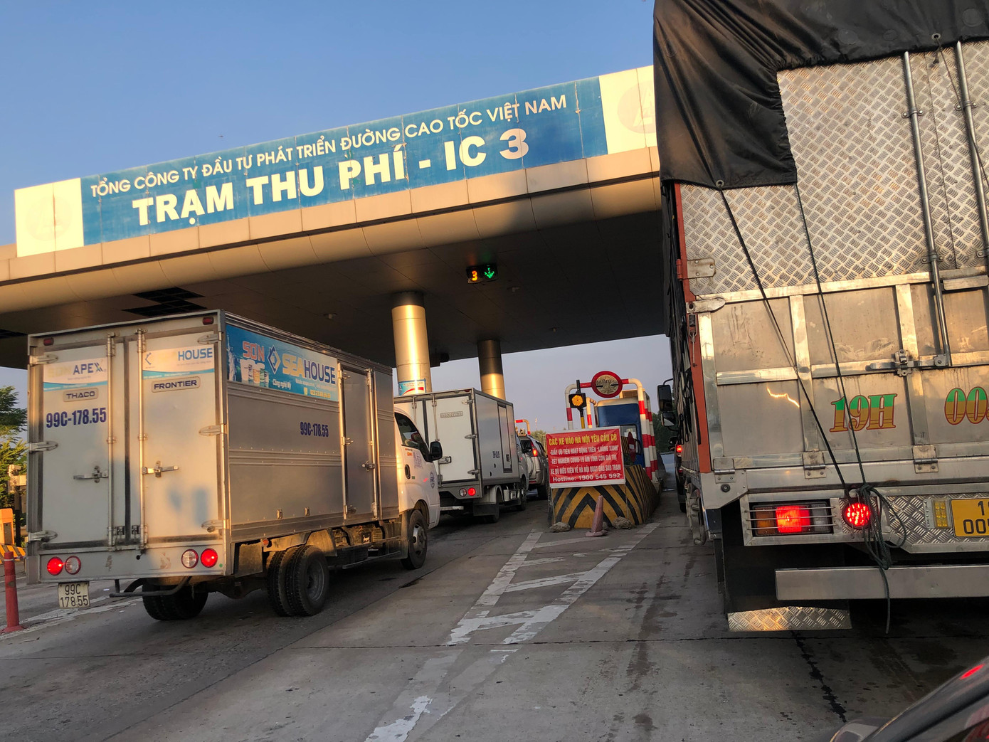 Do toàn bộ xe từ cao tốc đổ vào, trạm thu phí IC3 ra tỉnh lộ 310 - Vĩnh Phúc thời gian qua luôn ùn ứ kéo dài Do toàn bộ xe từ cao tốc đổ vào, trạm thu phí IC3 ra tỉnh lộ 310 - Vĩnh Phúc thời gian qua luôn ùn ứ kéo dài