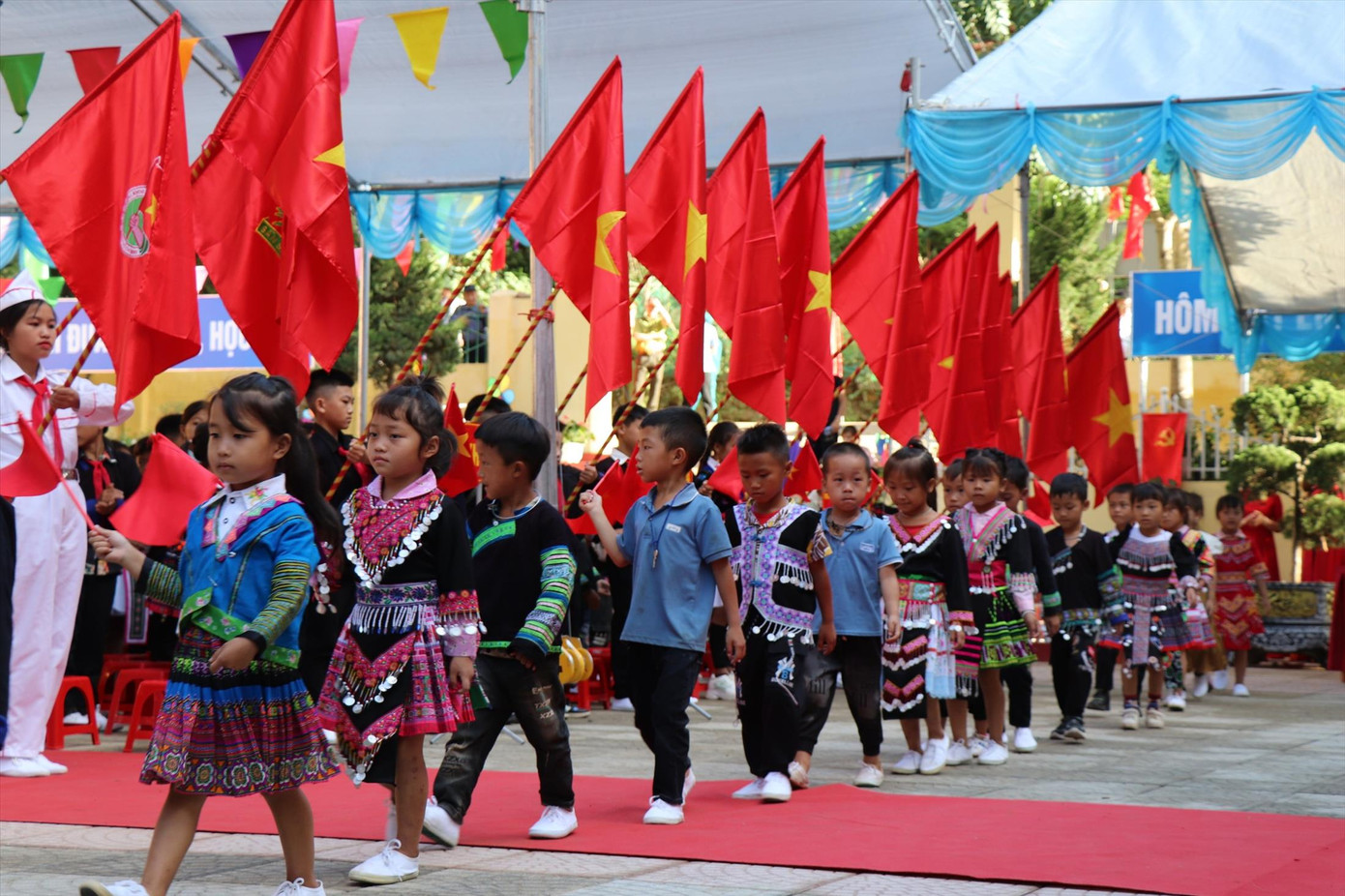 Hơn 800 học sinh Trường Phổ thông Dân tộc bán trú Tiểu học và Trung học cơ sở Hồ Bốn nô nức đến trường dự khai giảng năm học mới