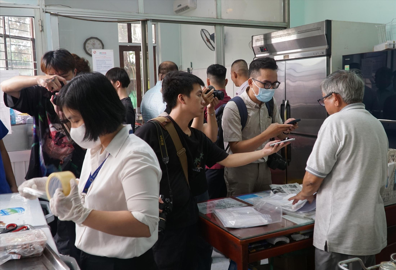 Các TikToker đang tìm hiểu quá trình làm nem truyền thống