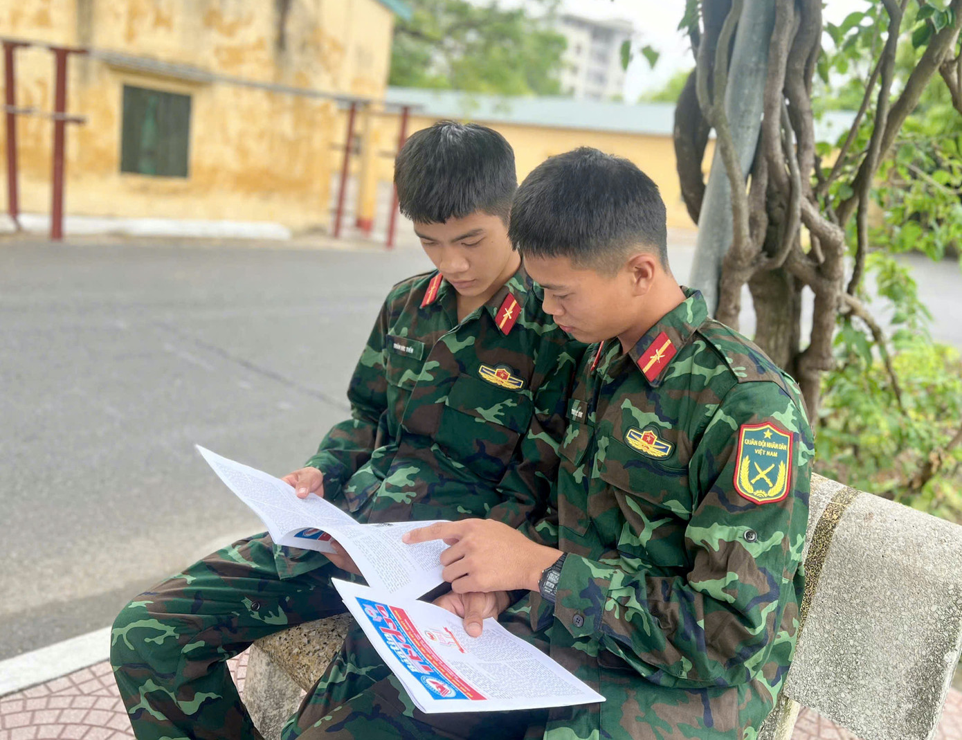 Phút giải lao của hai anh em Trần Đức Tiến và Trần Đức Dũng (phải sang) Phút giải lao của hai anh em Trần Đức Tiến và Trần Đức Dũng (phải sang)