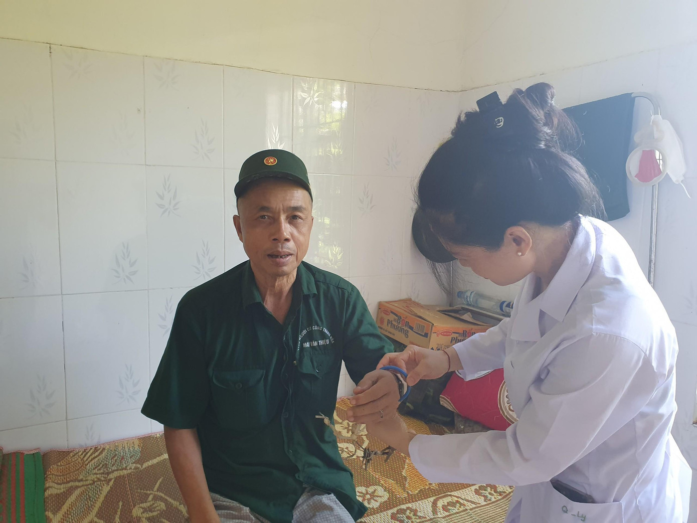 Ly đang trò chuyện với thương binh Đỗ Xuân Thuật Ly đang trò chuyện với thương binh Đỗ Xuân Thuật