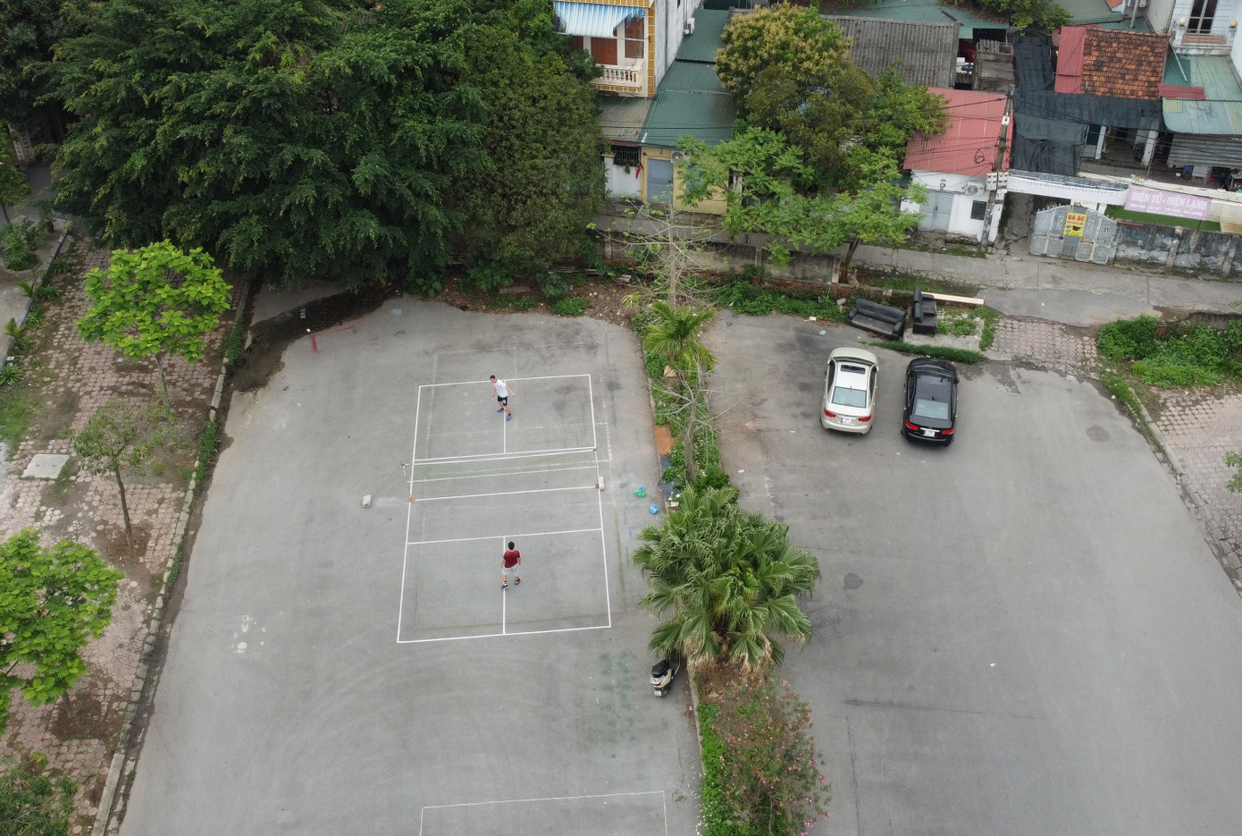Tại tuyến đường đôi bỏ không ở phường Giang Biên, người dân lập sân đá cầu, nơi đỗ xe