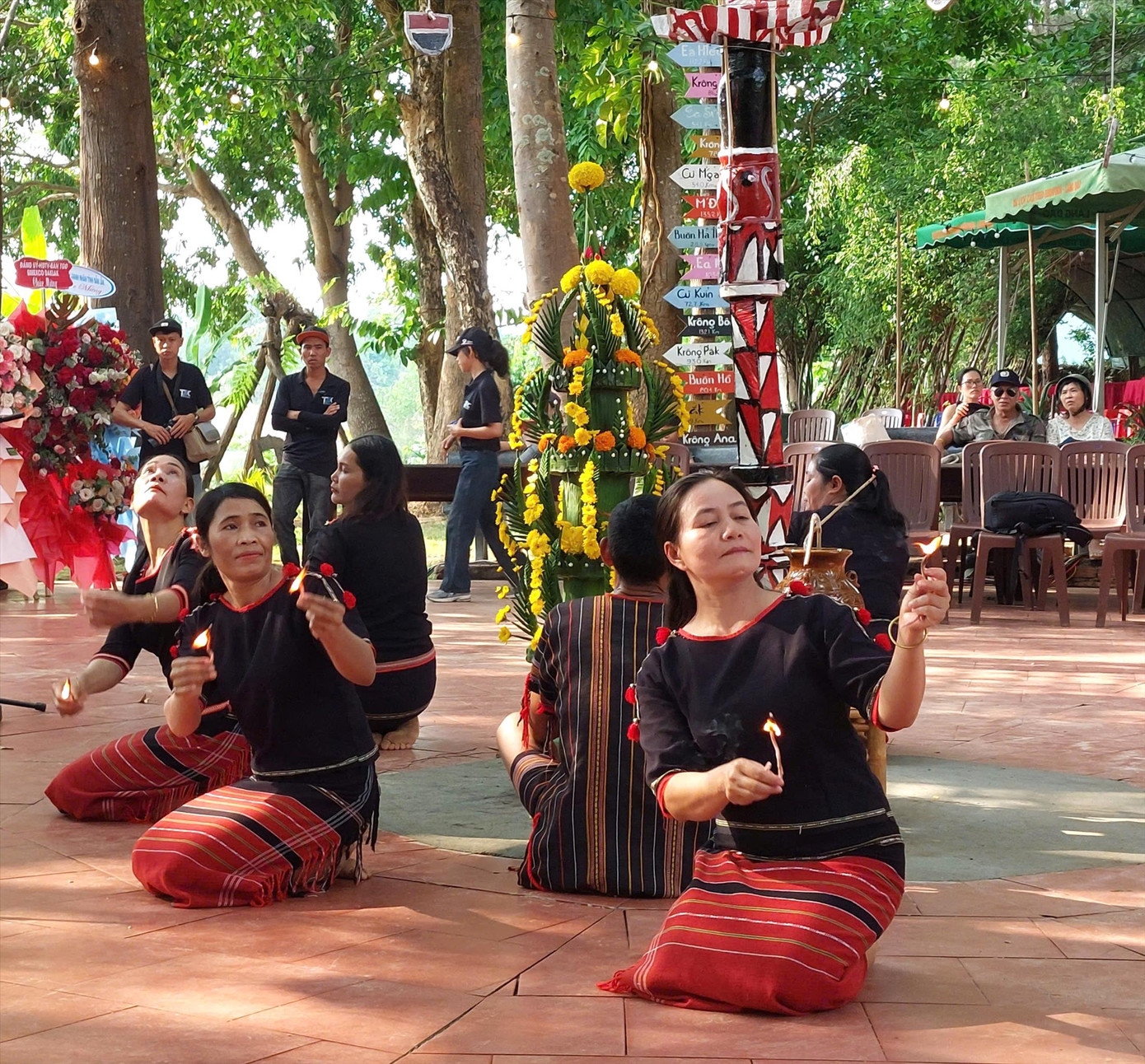 Nhiều gia đình đồng bào dân tộc M’nông vẫn duy trì lễ cúng bếp lửa