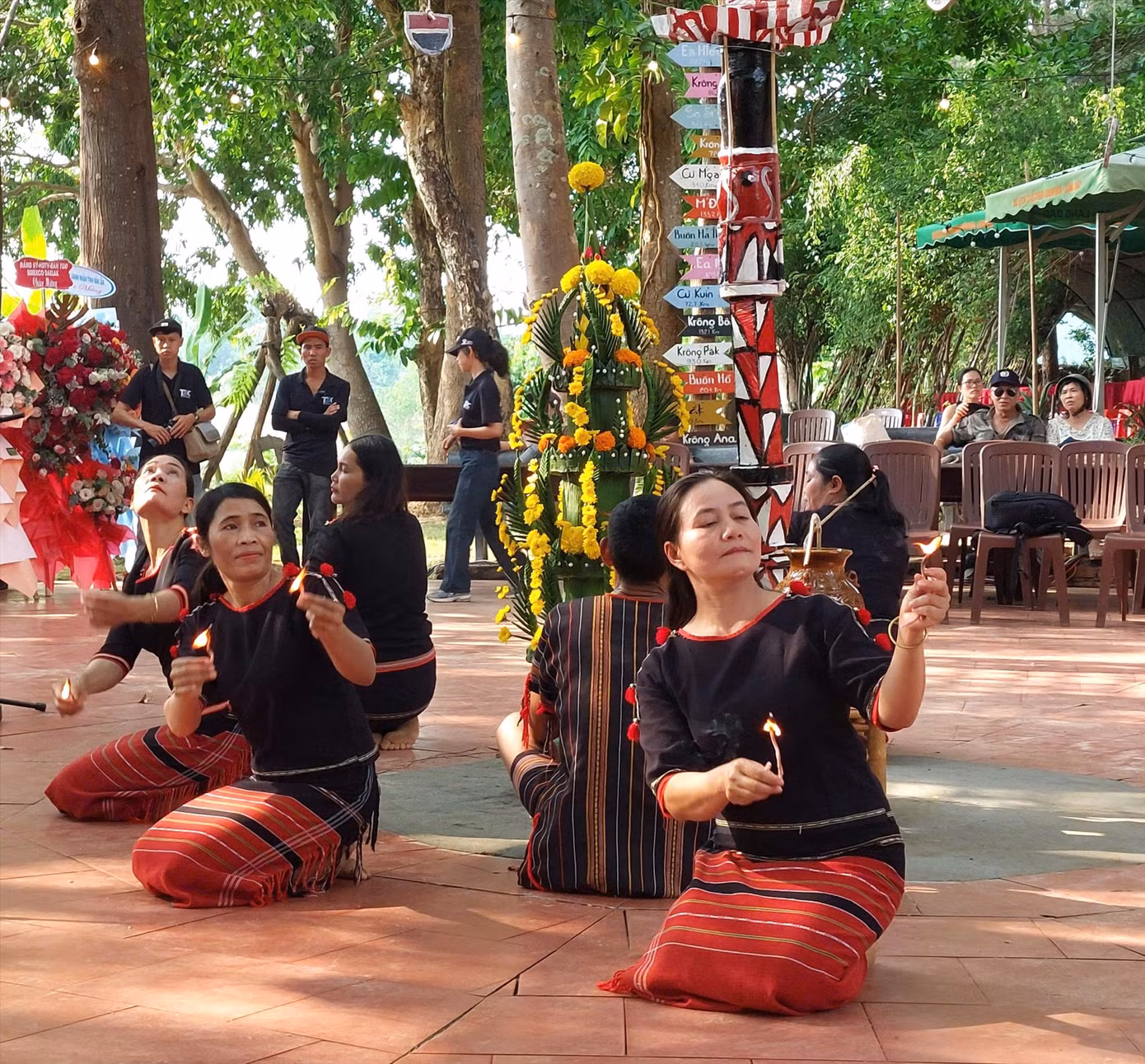 Nhiều gia đình đồng bào dân tộc M’nông vẫn duy trì lễ cúng bếp lửa