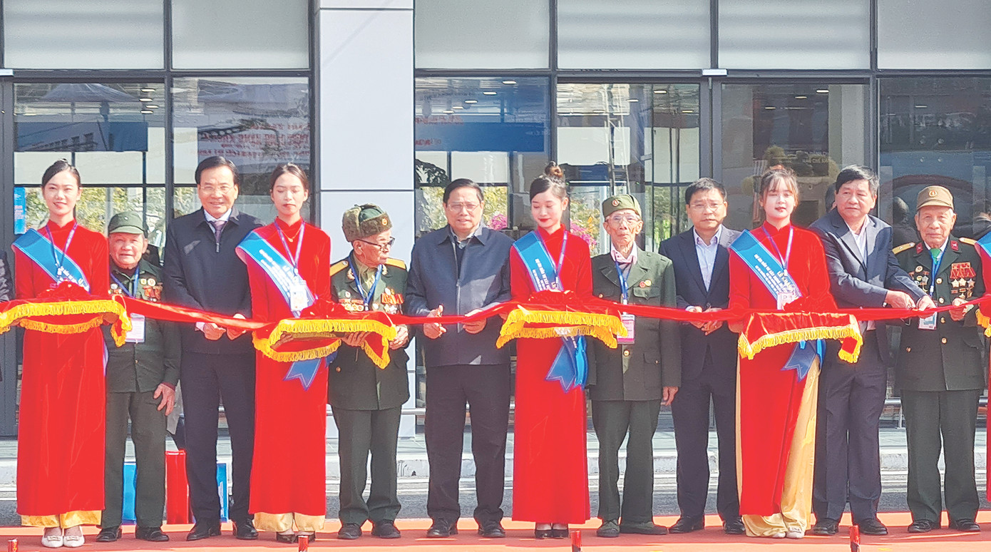 Giai đoạn 2021-2025, vốn đầu tư công cho giao thông cao gấp 3 lần 5 năm trước. Ảnh: Thủ tướng cắt băng khánh thành dự án mở rộng sân bay Điện Biên cuối năm 2023