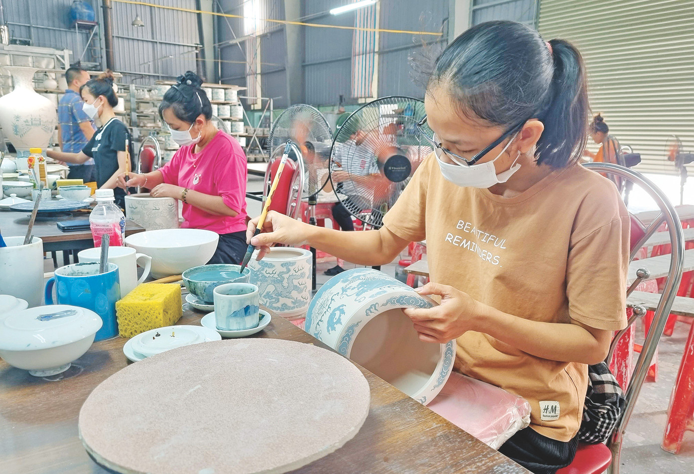 Các nghệ nhân của xưởng gốm Bồ Bát. Ảnh: Đ.H Các nghệ nhân của xưởng gốm Bồ Bát. Ảnh: Đ.H