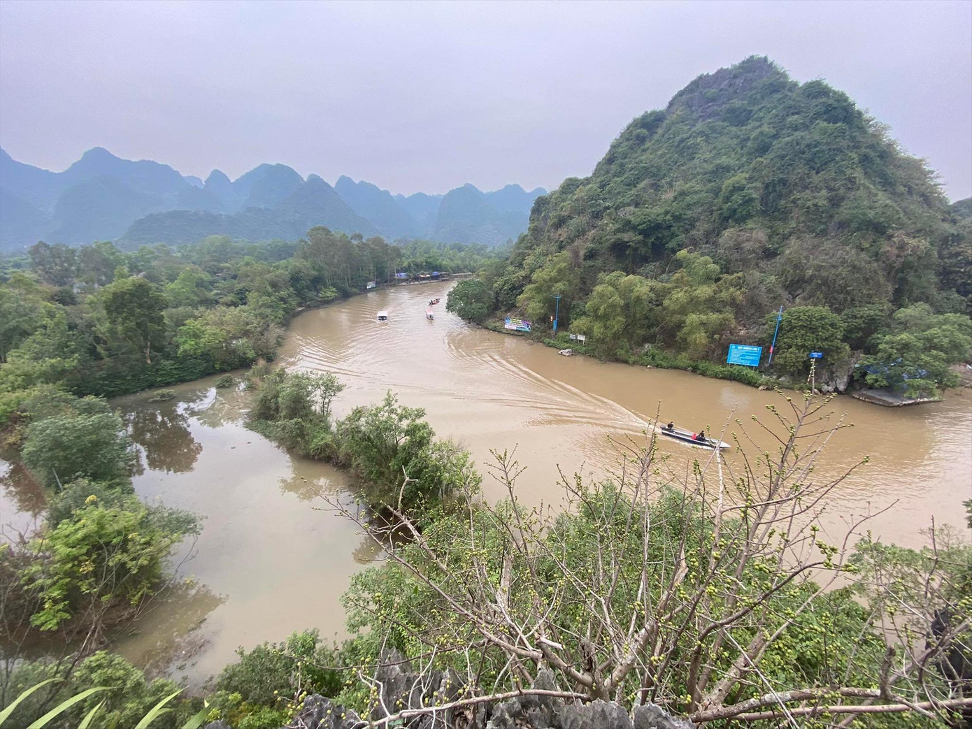 Chùa Hương vắng lặng dịp đầu xuân Nhâm Dần. Ảnh: Kỳ Sơn