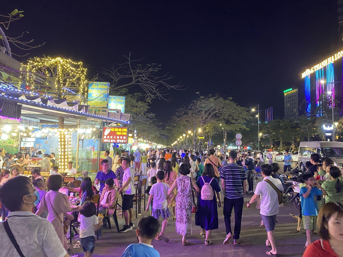 Khách du lịch “nêm” cứng phố đêm Bãi Cháy, TP Hạ Long Khách du lịch “nêm” cứng phố đêm Bãi Cháy, TP Hạ Long