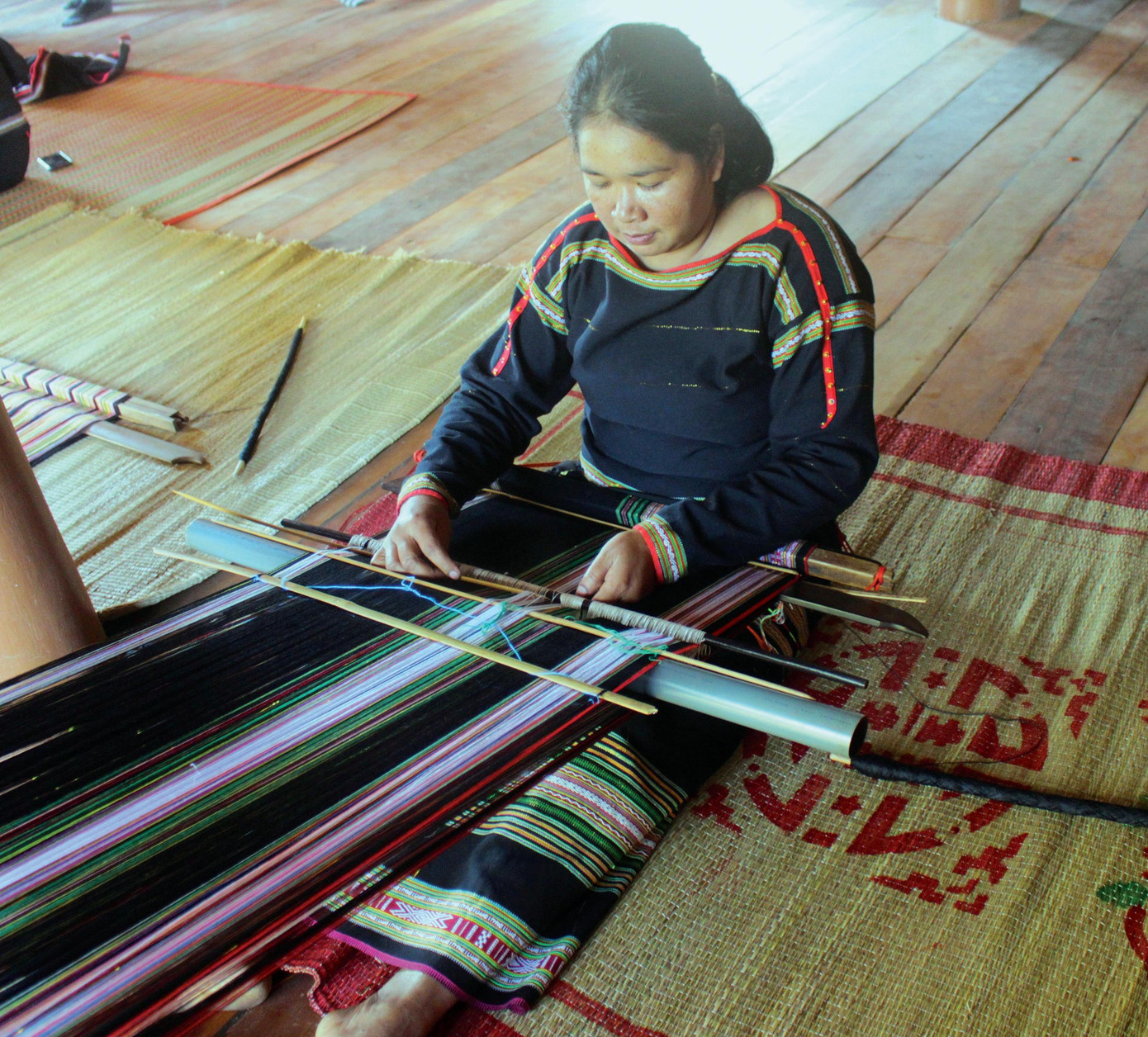 Tấm thổ cẩm được người phụ nữ Êđê dệt tay tỉ mỉ từng chi tiết