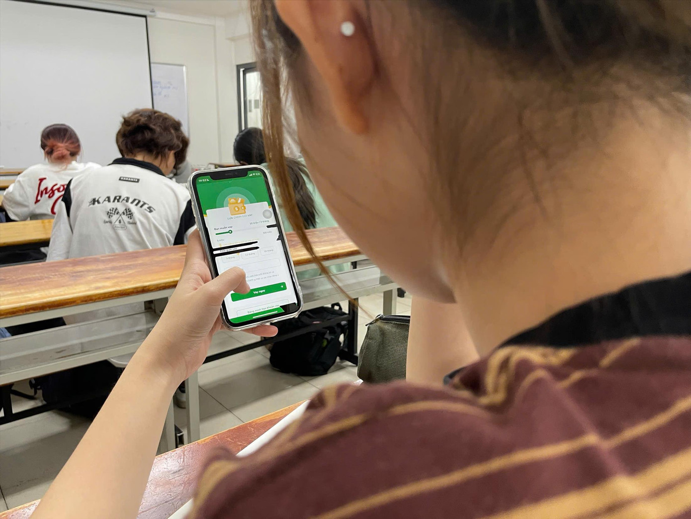 Sinh viên bị bủa vây bởi các ứng dụng vay tiền qua mạng Ảnh: Mai Linh