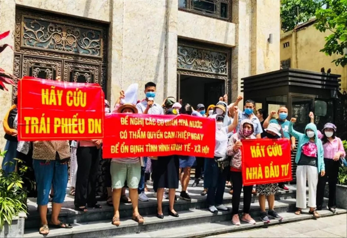 Nhà đầu tư TPDN căng băng rôn cầu cứu khắp nơi