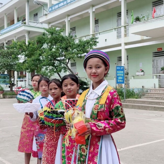 Ngoài giờ học, Già Thị Lan cùng nhóm bạn tái chế các sản phẩm túi ni lông, dây dứa