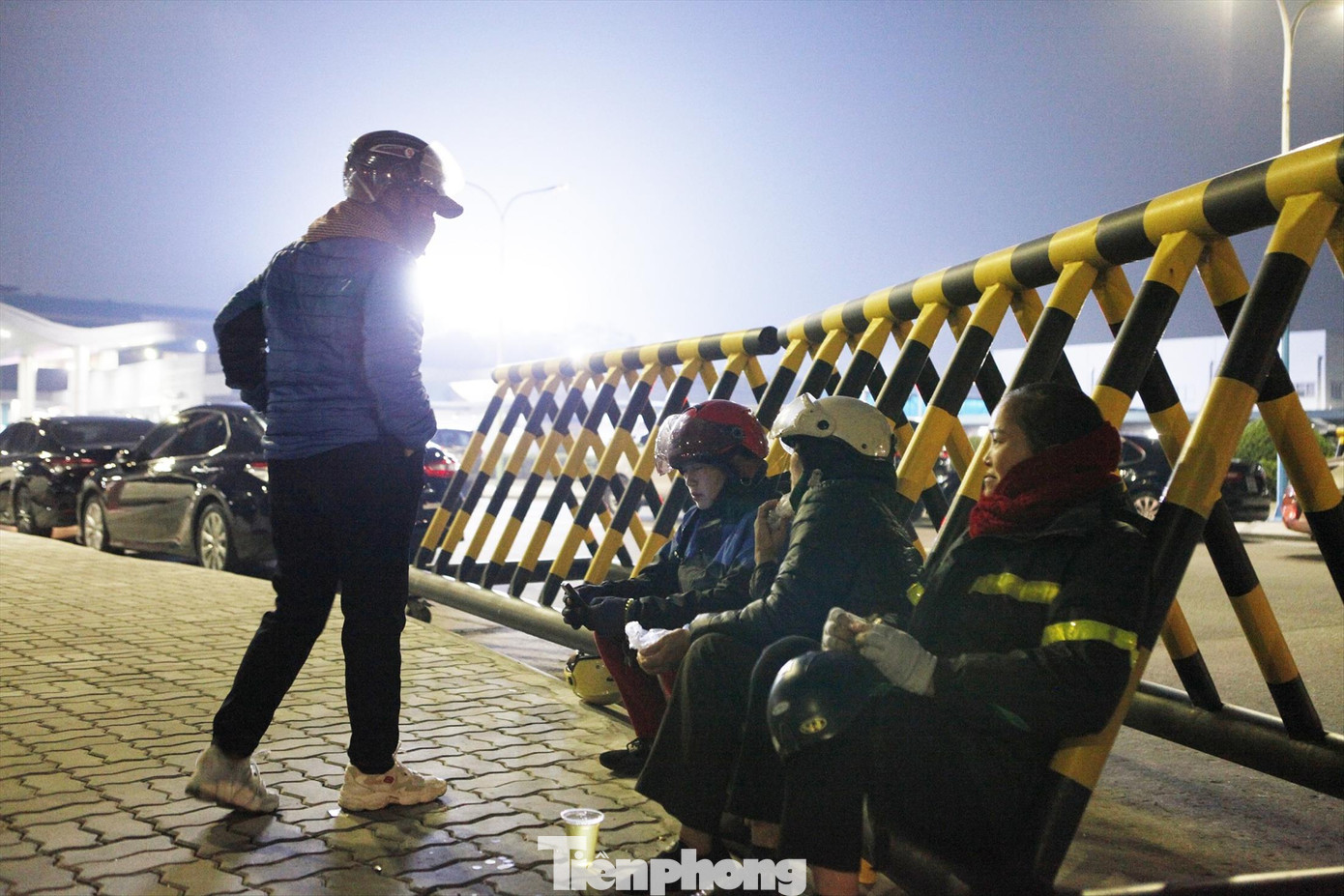 Các nữ xe ôm trước cổng Công ty SamSung đợi khách