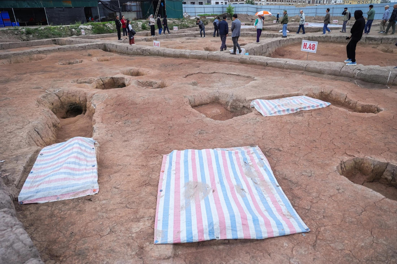 Vết tích các hố đào trộm bên cạnh các bộ hài cốt còn sót lại ở di chỉ Vườn Chuối