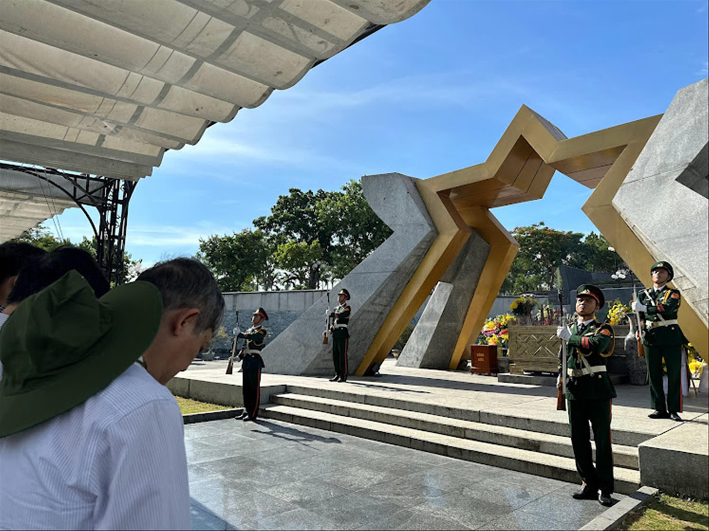 Một buổi hành lễ ở Nghĩa trang liệt sỹ quốc gia Đường 9 ảnh: Sỹ Lực Một buổi hành lễ ở Nghĩa trang liệt sỹ quốc gia Đường 9 ảnh: Sỹ Lực