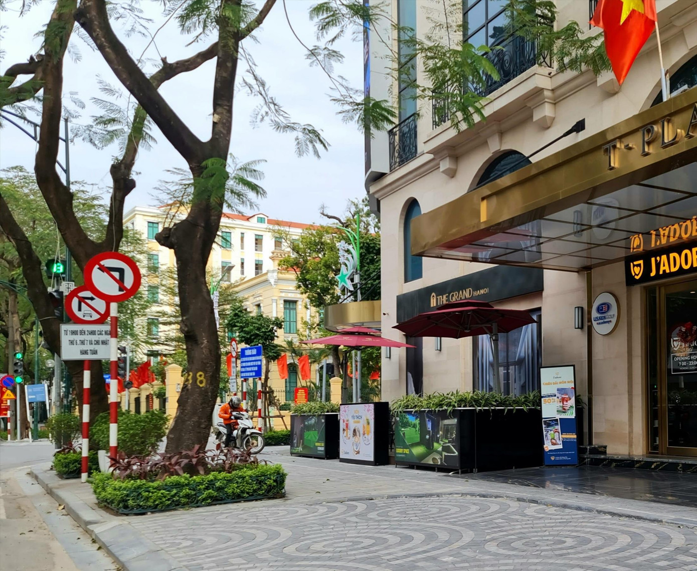 Vỉa hè được cho thuê tại phố Lý Thường Kiệt, quận Hoàn Kiếm Vỉa hè được cho thuê tại phố Lý Thường Kiệt, quận Hoàn Kiếm