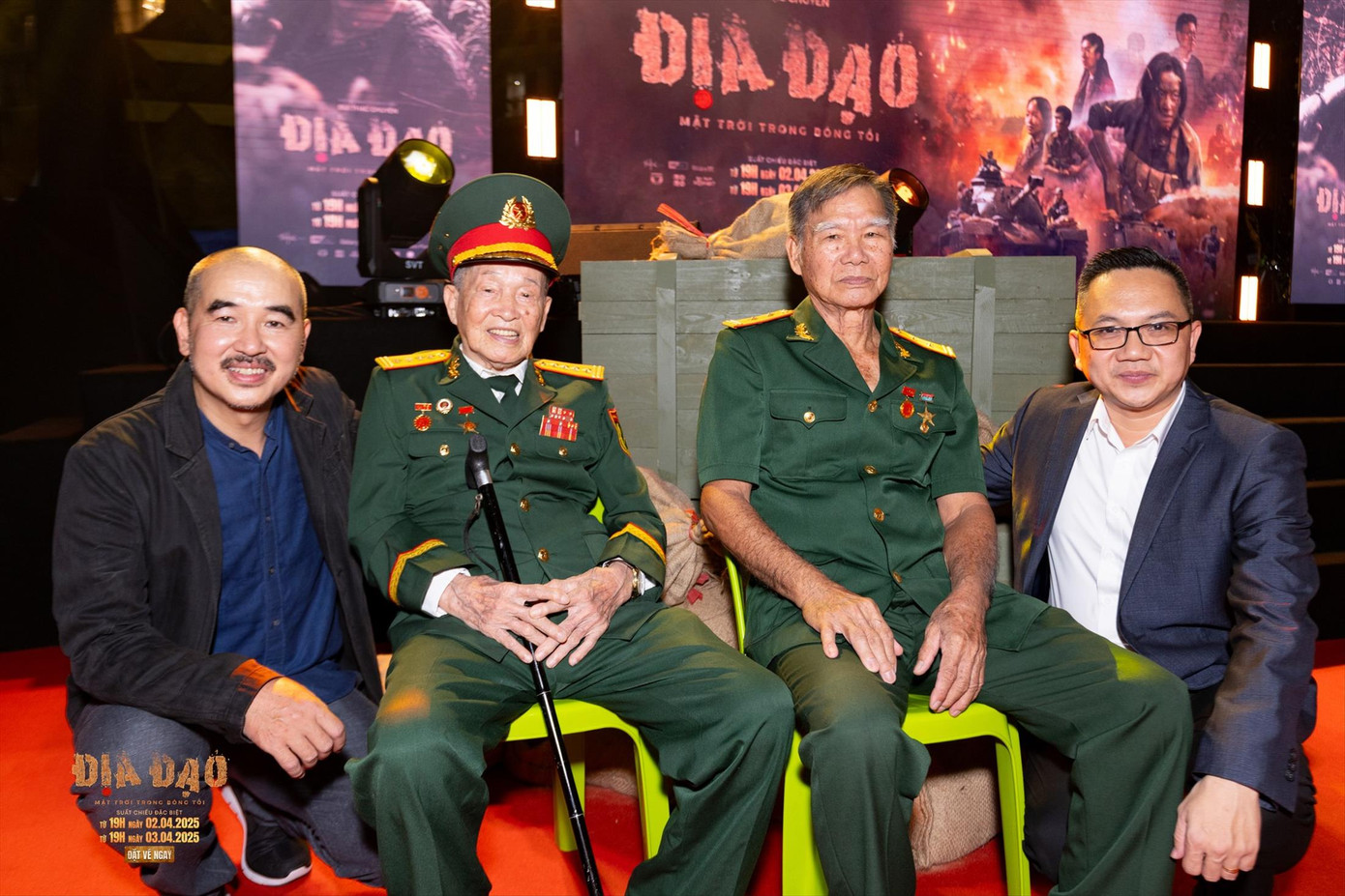 Đạo diễn Bùi Thạc Chuyên và anh hùng Tư Cang (chỉ huy cụm tình báo H63), anh hùng Tô Văn Đực (nguyên mẫu của nhân vật Tư Đạp) trong buổi ra mắt phim “Địa đạo: Mặt trời trong bóng tối”