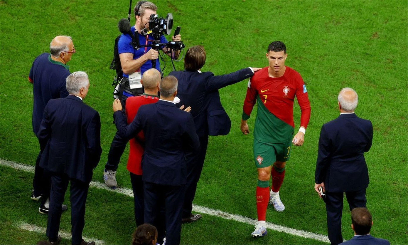 Ronaldo giận dỗi bỏ vào phòng thay đồ trong lúc các đồng đội còn ăn mừng chiến thắng ngoài sân ảnh: Getty Images