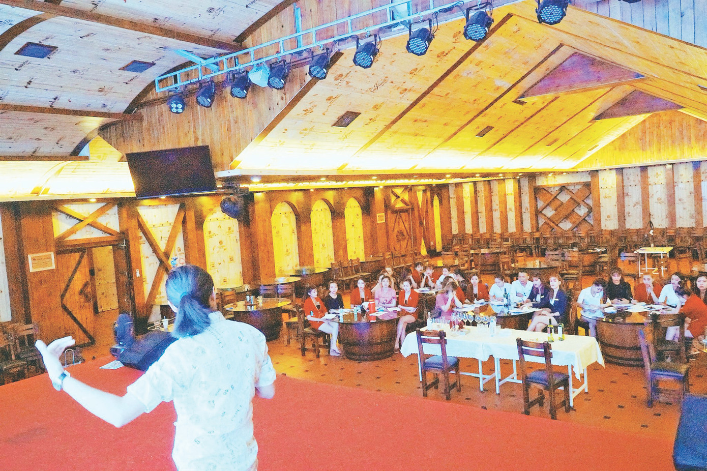 Linh Ju trong buổi giảng dạy tại doanh nghiệp khách sạn, nghỉ dưỡng