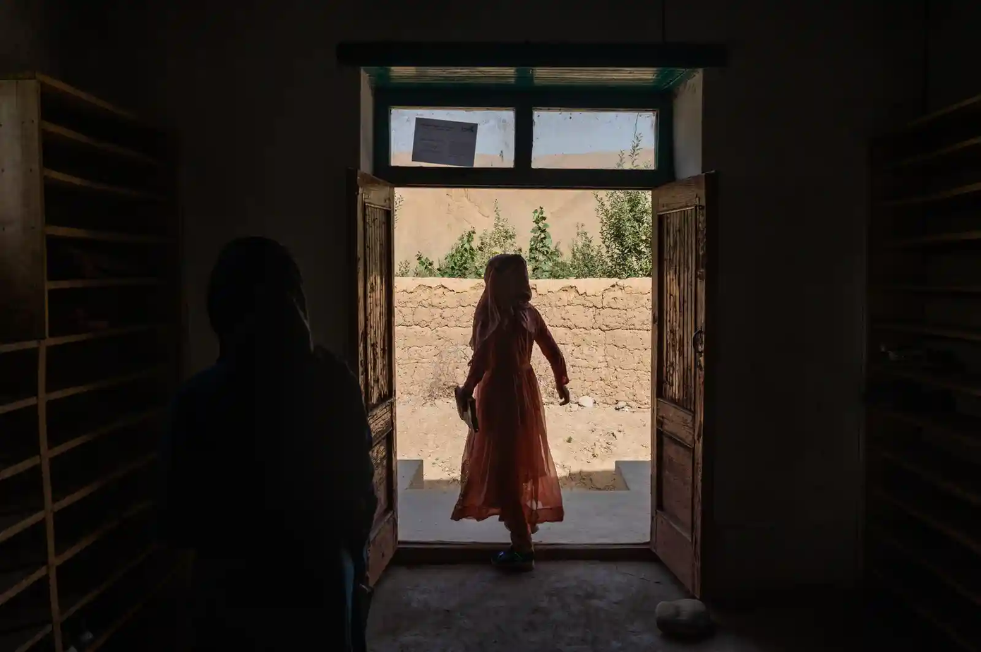 Một nữ sinh rời trường