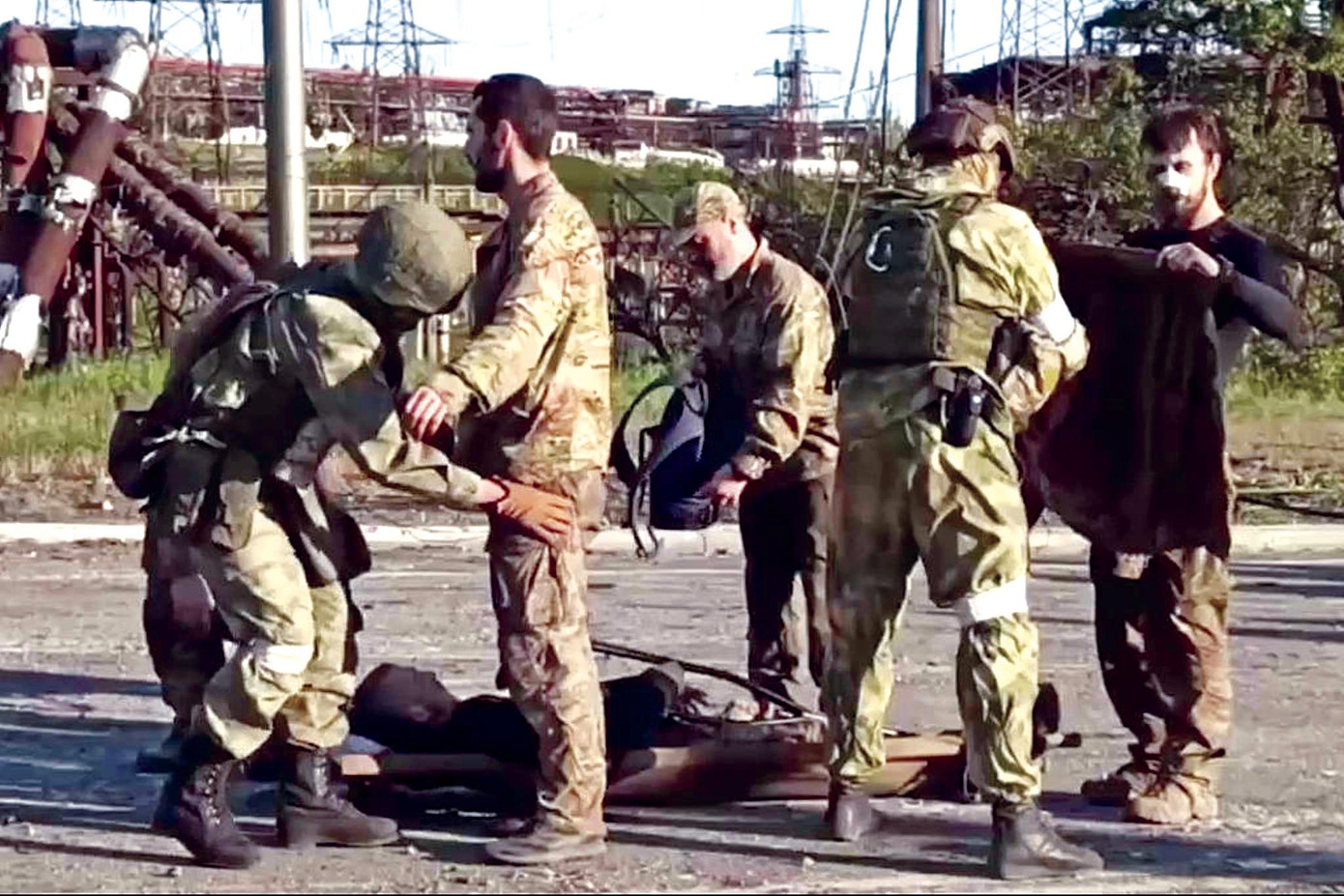 Quân Nga khám xét những lính Ukraine ra hàng