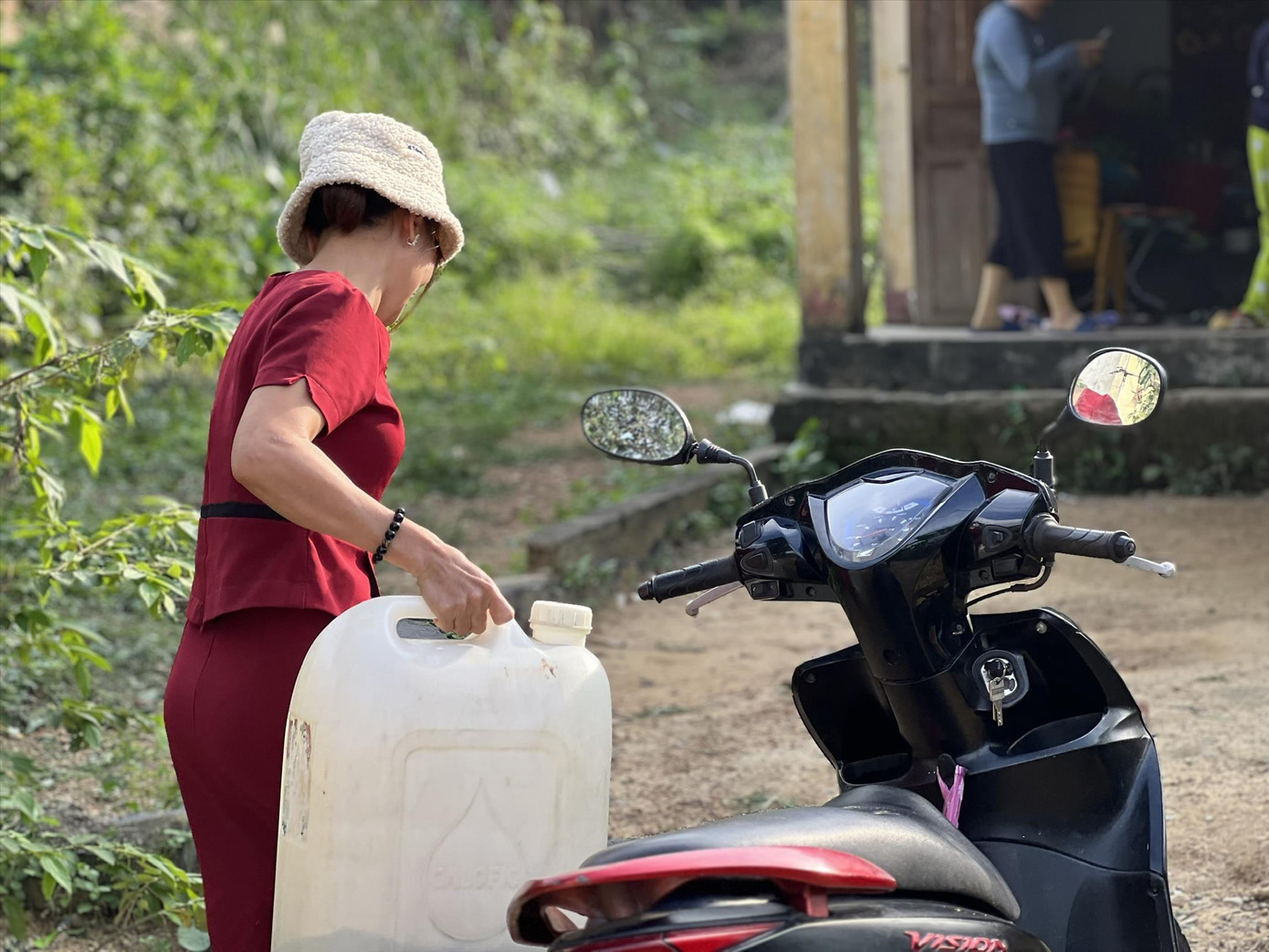 Cô giáo Võ Thị Kim Dung phải chở nước đến trường cho các em sinh hoạtẢnh: Nguyễn Ngọc Cô giáo Võ Thị Kim Dung phải chở nước đến trường cho các em sinh hoạtẢnh: Nguyễn Ngọc