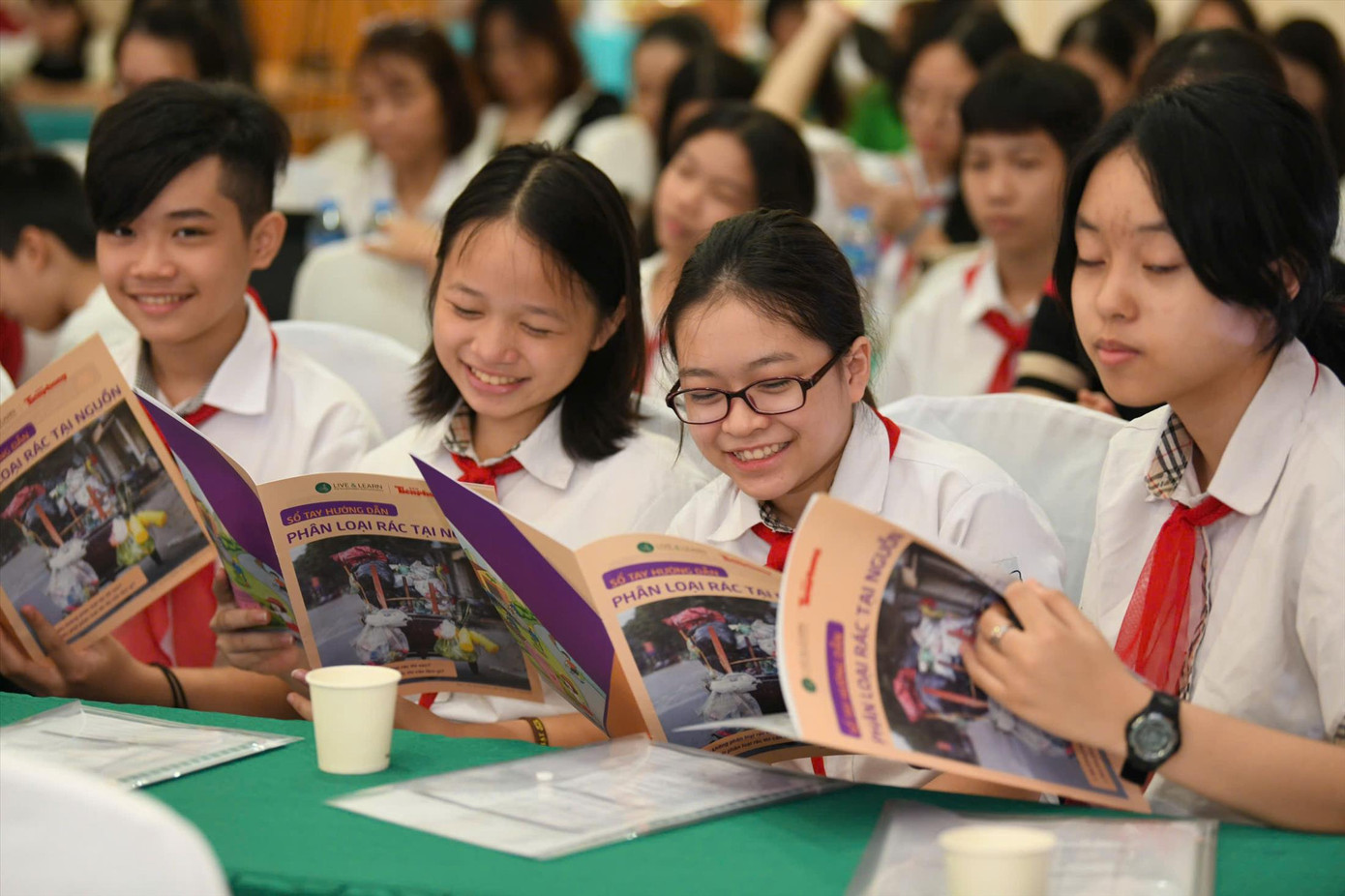 Các thầy cô và các em học sinh háo hức tham gia các trò chơi tìm hiểu về bảo vệ môi trường tại Hội nghị Ảnh: Như Ý Các thầy cô và các em học sinh háo hức tham gia các trò chơi tìm hiểu về bảo vệ môi trường tại Hội nghị Ảnh: Như Ý