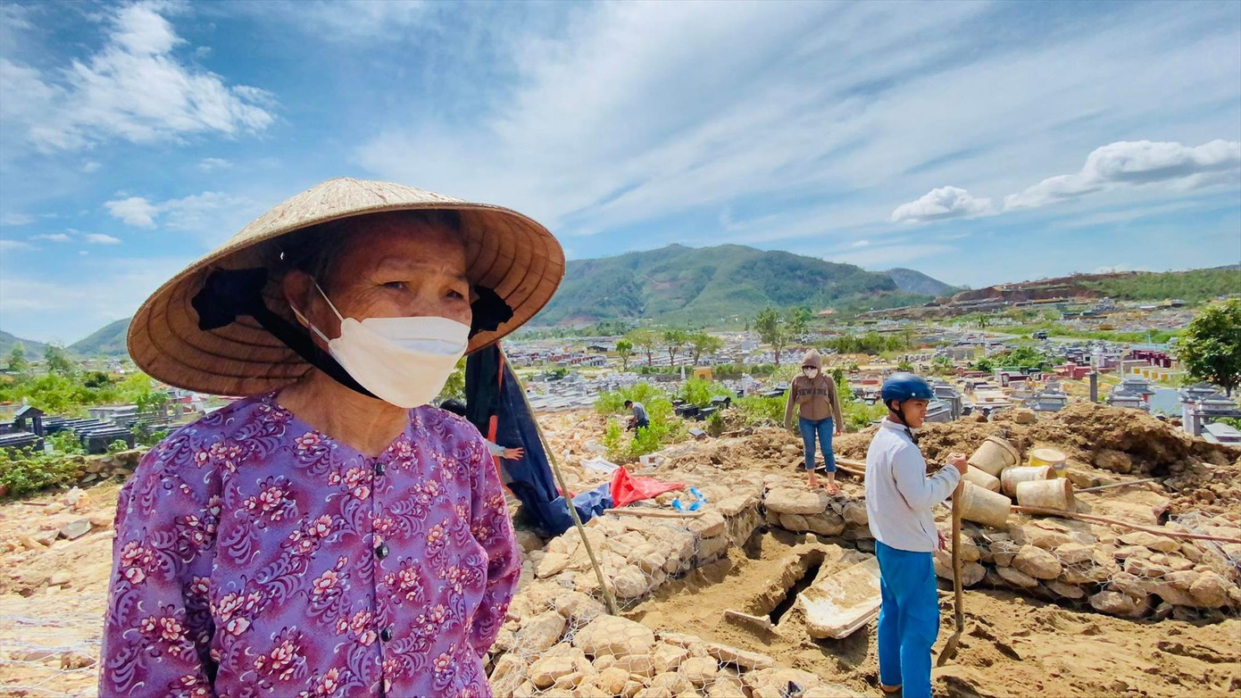 Bà Nguyễn Thị Cúc giữa ngổn ngang sạt lở ở nghĩa trang Hòa Sơn. Ảnh: Nguyễn Thành Bà Nguyễn Thị Cúc giữa ngổn ngang sạt lở ở nghĩa trang Hòa Sơn. Ảnh: Nguyễn Thành
