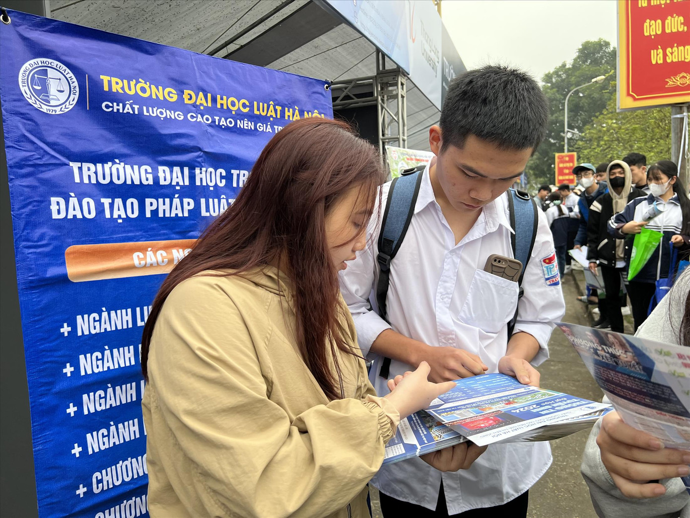 Thí sinh tìm hiểu thông tin tuyển sinh năm 2024 Ảnh: Nghiêm Huê Thí sinh tìm hiểu thông tin tuyển sinh năm 2024 Ảnh: Nghiêm Huê