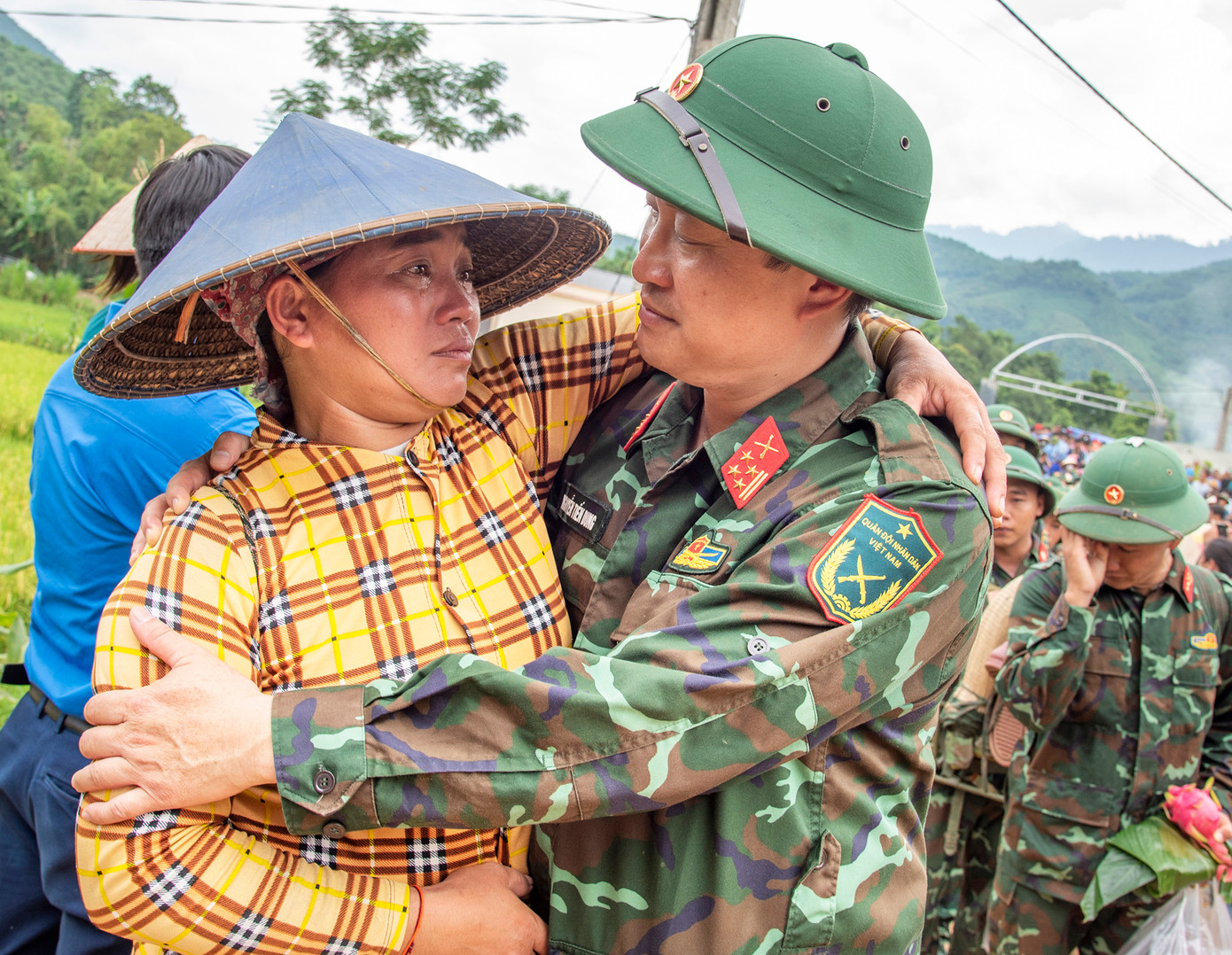 Bà Chiêu Thị Thành khóc và ôm chia tay Đại tá Nguyễn Tiến Dung, Phó Chính ủy Sư đoàn 316. Ảnh: Lê Văn Chương