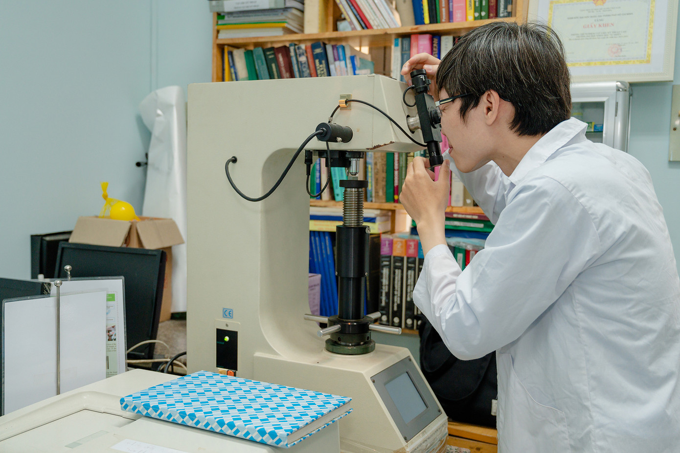 TS. Phạm Thanh Tuấn Anh (Phó trưởng phòng Phòng thí nghiệm Vật liệu Kỹ thuật cao, Trường ĐH Khoa học tự nhiên - ĐHQG HCM), luôn đắm mình trong những thí nghiệm vật lý thú vị. Ảnh: NVCC TS. Phạm Thanh Tuấn Anh (Phó trưởng phòng Phòng thí nghiệm Vật liệu Kỹ thuật cao, Trường ĐH Khoa học tự nhiên - ĐHQG HCM), luôn đắm mình trong những thí nghiệm vật lý thú vị. Ảnh: NVCC