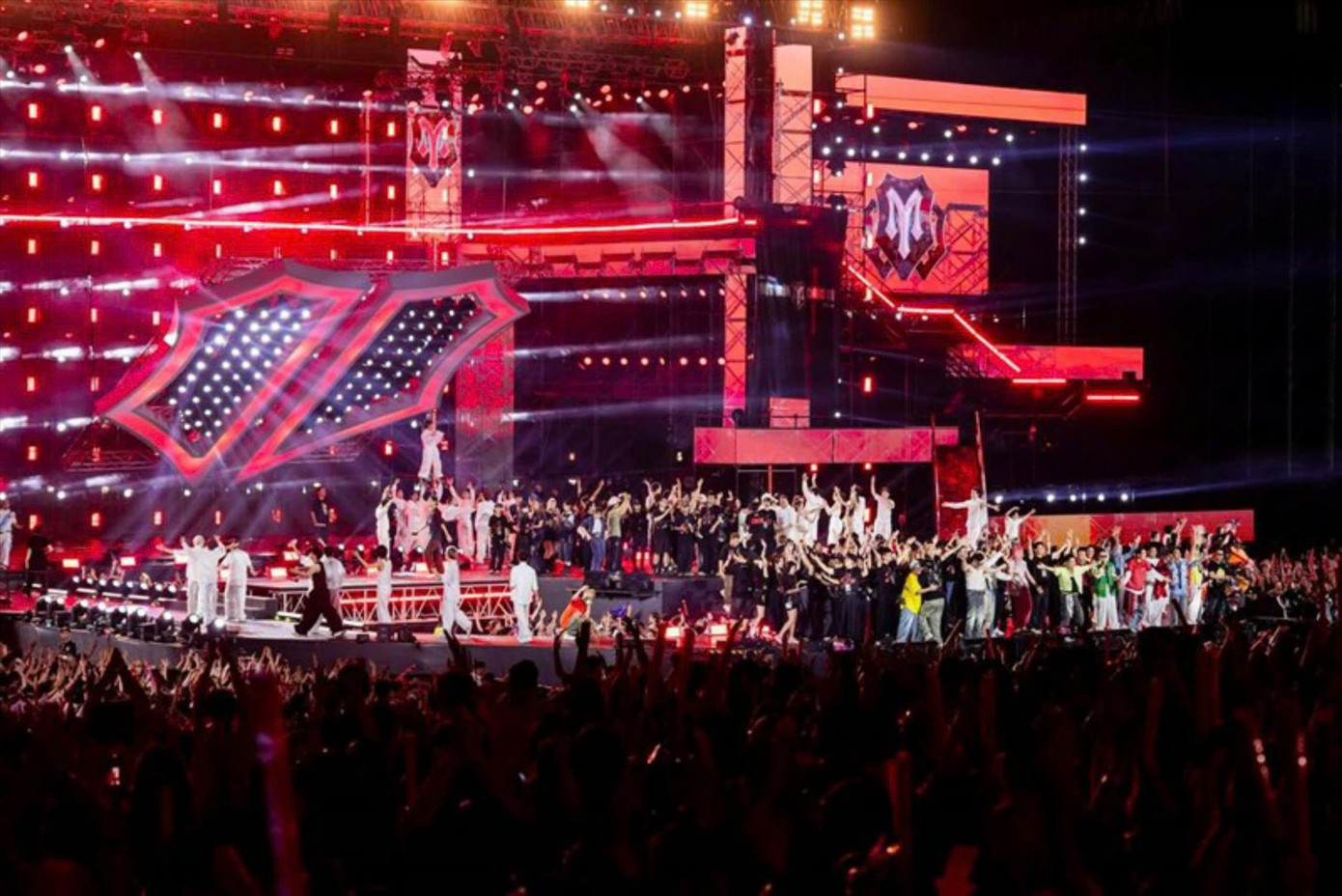 Concert Anh trai vượt ngàn chông gai ở TP Hồ Chí Minh hút hơn 20.000 khán giả, cần tới hơn 1.000 nhân sự Concert Anh trai vượt ngàn chông gai ở TP Hồ Chí Minh hút hơn 20.000 khán giả, cần tới hơn 1.000 nhân sự