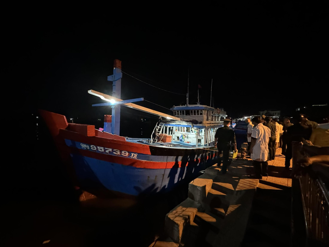 Tàu cá QNg 95739 TS của ngư dân Nguyễn Thanh Biên từng bị rượt đuổi, cướp bóc ở Hoàng Sa Ảnh: Nguyễn Ngọc