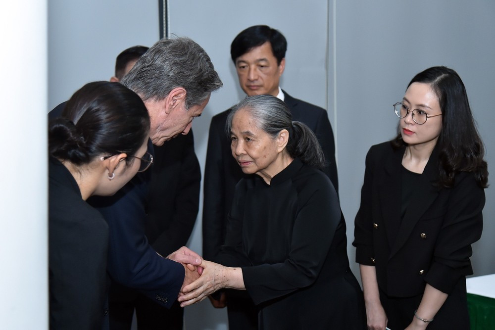 Ngoại trưởng Mỹ Antony Blinken thắp hương viếng Tổng Bí thư Nguyễn Phú Trọng tại nhà công vụ và chia sẻ mất mát với Phu nhân Ngô Thị Mận - Ảnh: Nhật Minh