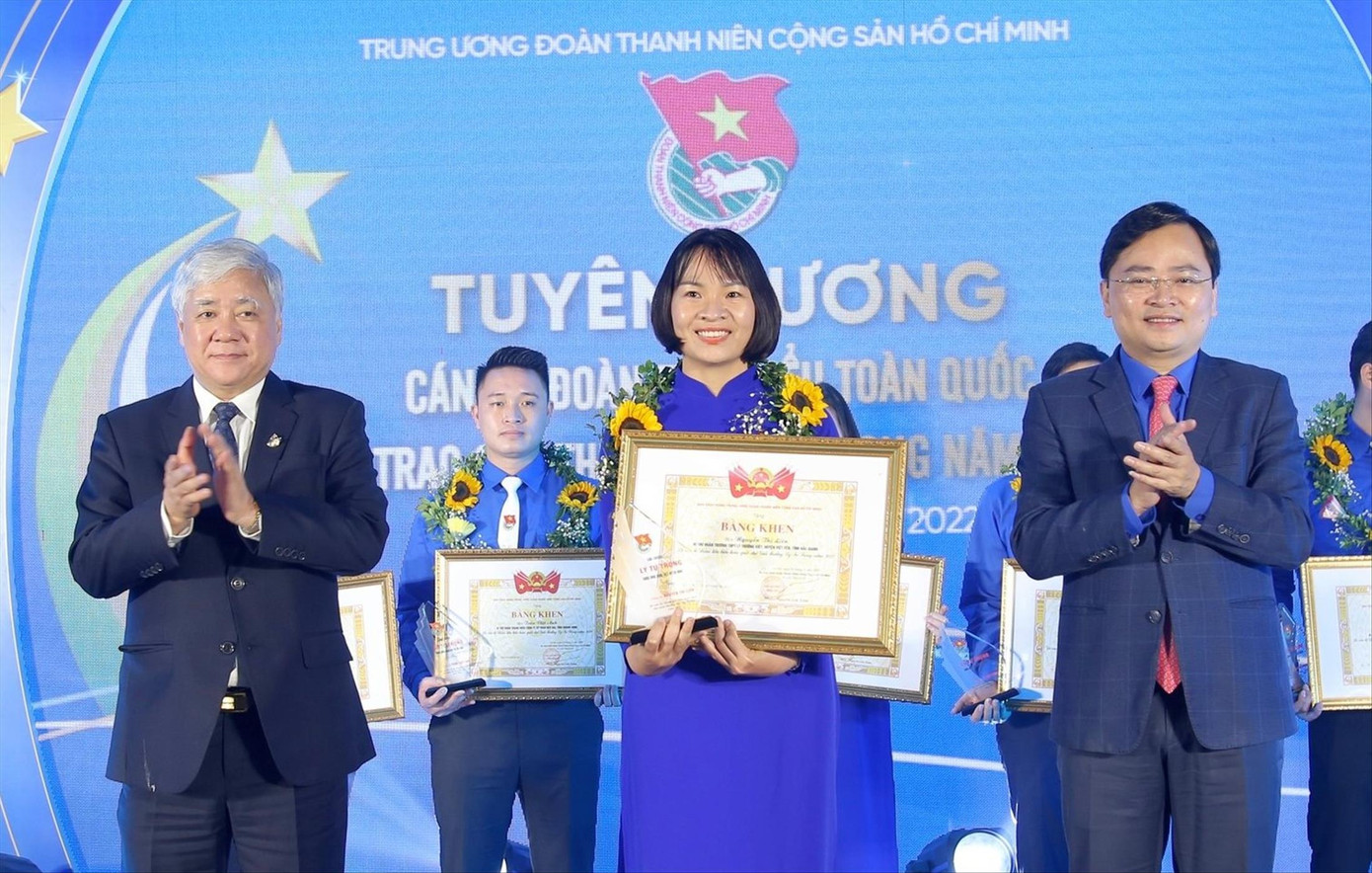 Ông Đỗ Văn Chiến, Bí thư T.Ư Đảng, Chủ tịch Ủy ban T.Ư MTTQ Việt Nam và ông Nguyễn Anh Tuấn, (bên phải, nay là Bí thư Tỉnh ủy Bắc Ninh) trao Giải thưởng Lý Tự Trọng năm 2022. Ảnh: Bảo Anh