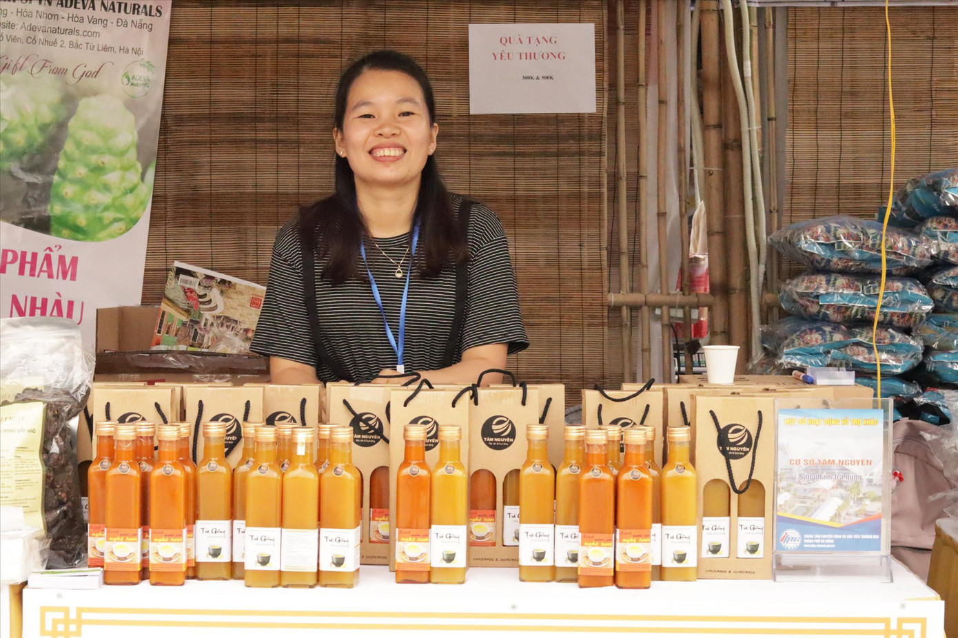 Chị Thu Nguyệt giới thiệu trà gừng Tâm Nguyên tại một hội chợ ở Đà Nẵng