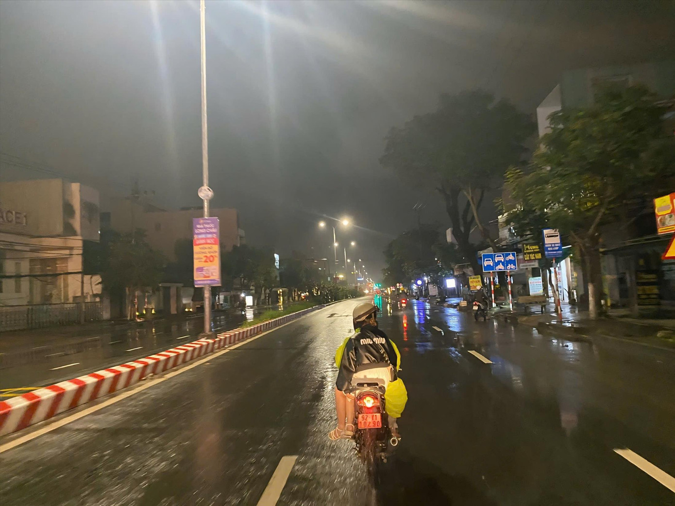 Đà Nẵng sau 0 giờ, cũng là lúc nhiều người mới chính thức bắt đầu guồng quay mưu sinh. Ảnh: Minh Hiền