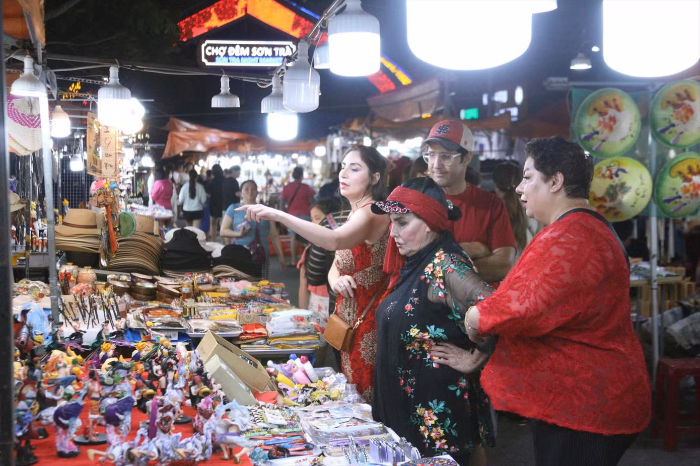 Chợ đêm Sơn Trà (Đà Nẵng) thu hút một lượng lớn du khách đến tham quan, trải nghiệm