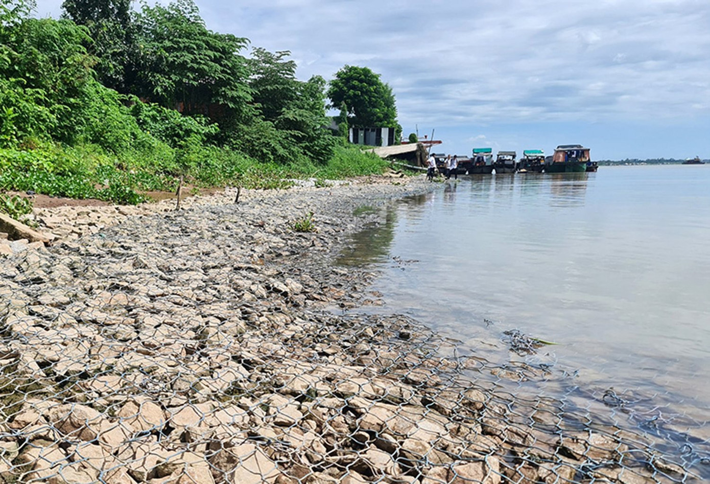 Bờ kè do Cty Nam Hào Kiệt thi công thuộc gói thầu số 11 (dự án sạt lở khẩn cấp bờ sông Hậu đoạn qua xã Vĩnh Thạnh Trung và Bình Mỹ, huyện Châu Phú, tỉnh An Giang)