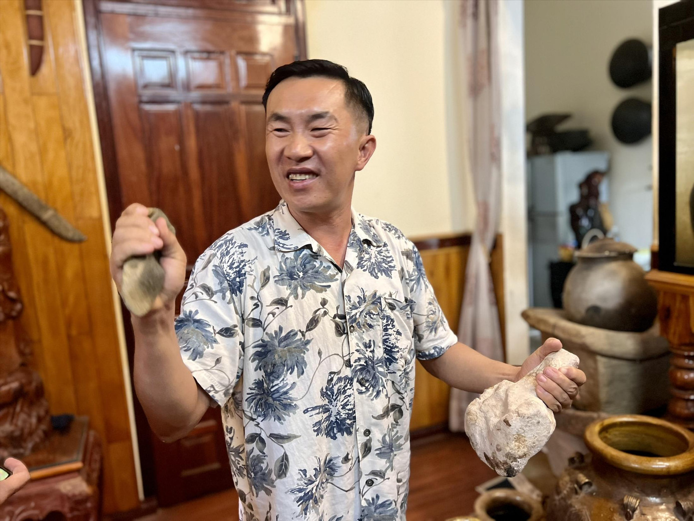 Anh Huỳnh Đăng Hiền vui vẻ giới thiệu các hiện vật.