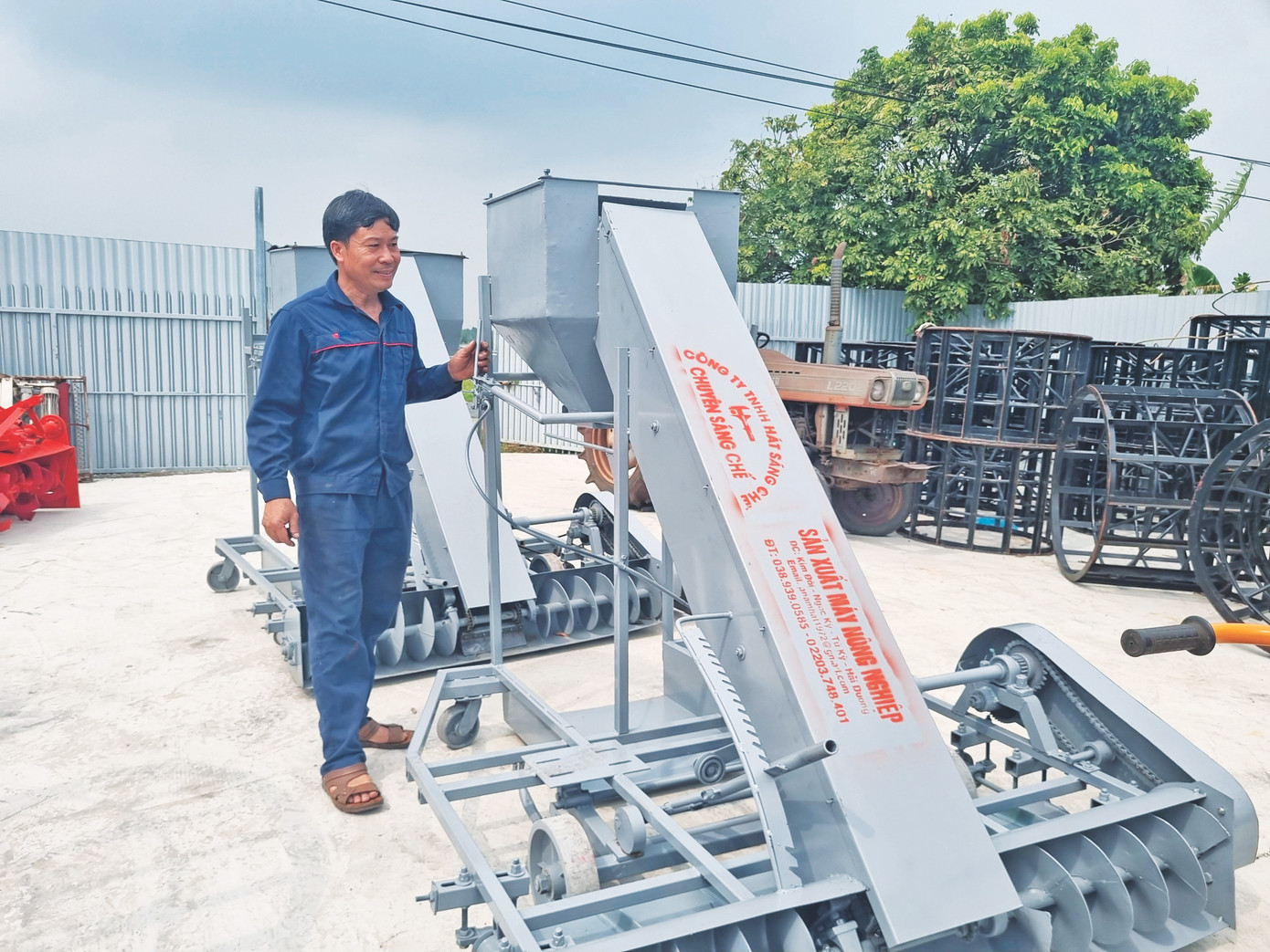 Máy xúc lúa được anh Hát chế tạo Máy xúc lúa được anh Hát chế tạo