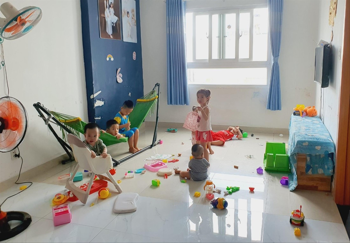 Lớp giữ trẻ tự phát dịp hè trong chung cư ở quận 12, TPHCM. Ảnh: Ngô Tùng