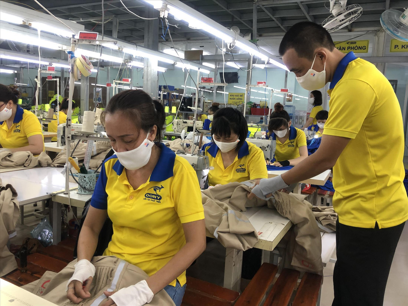 Ông Phạm Quang Anh (bìa phải) chạy khắp nơi tìm thêm đơn hàng để công nhân được tăng ca